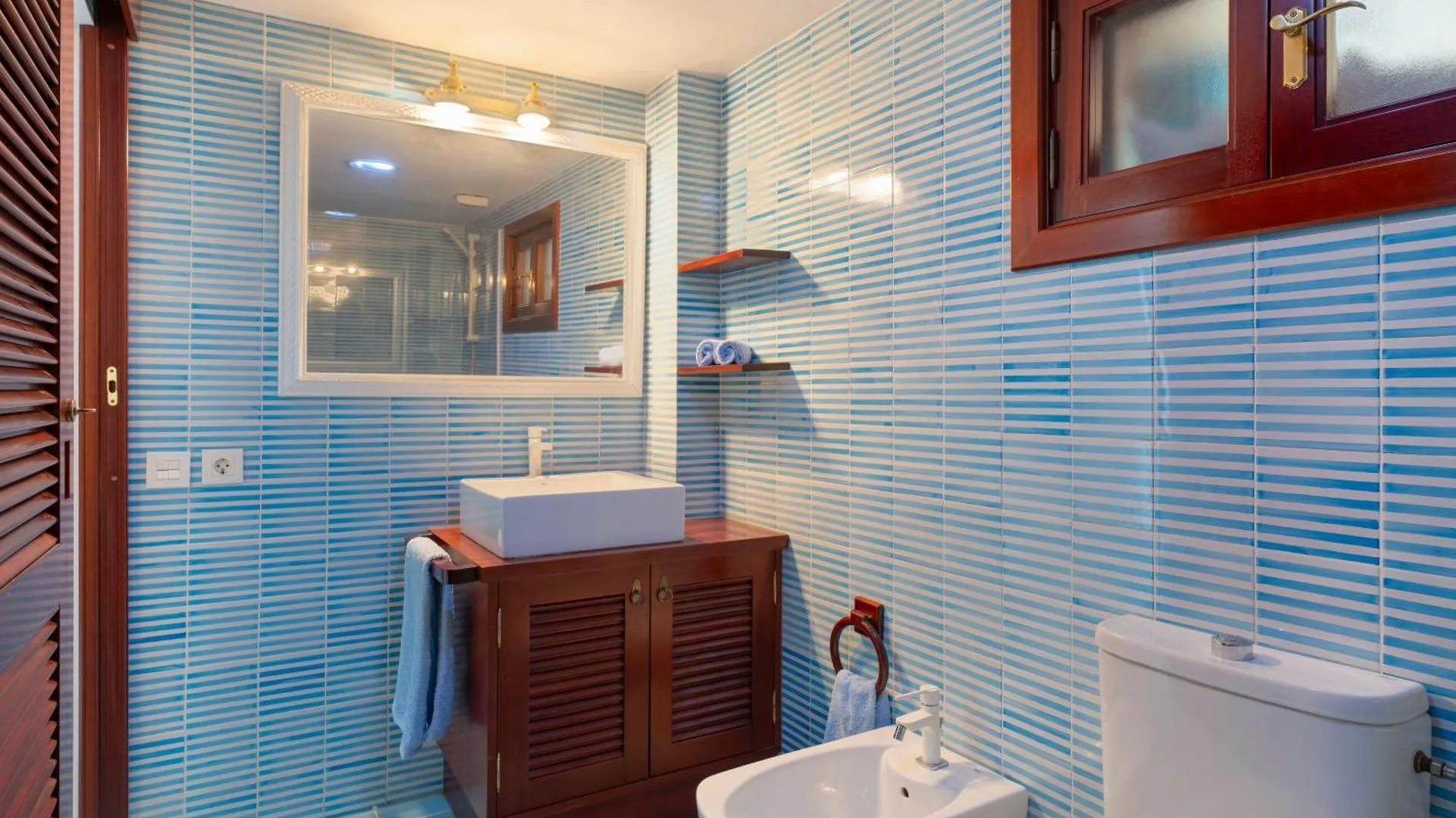 Luxury Sea Front Caleton 40 Villa