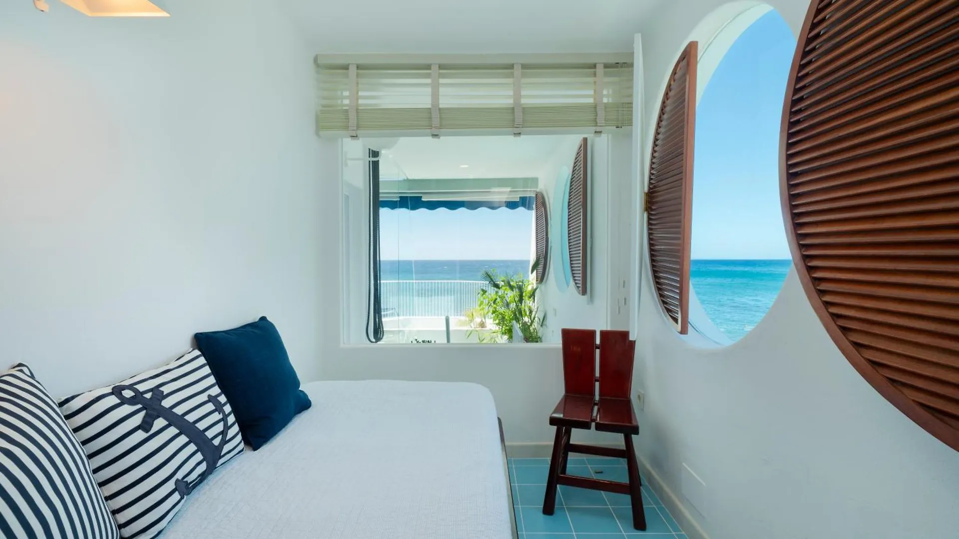Villa Luxury Sea Front Caleton 40