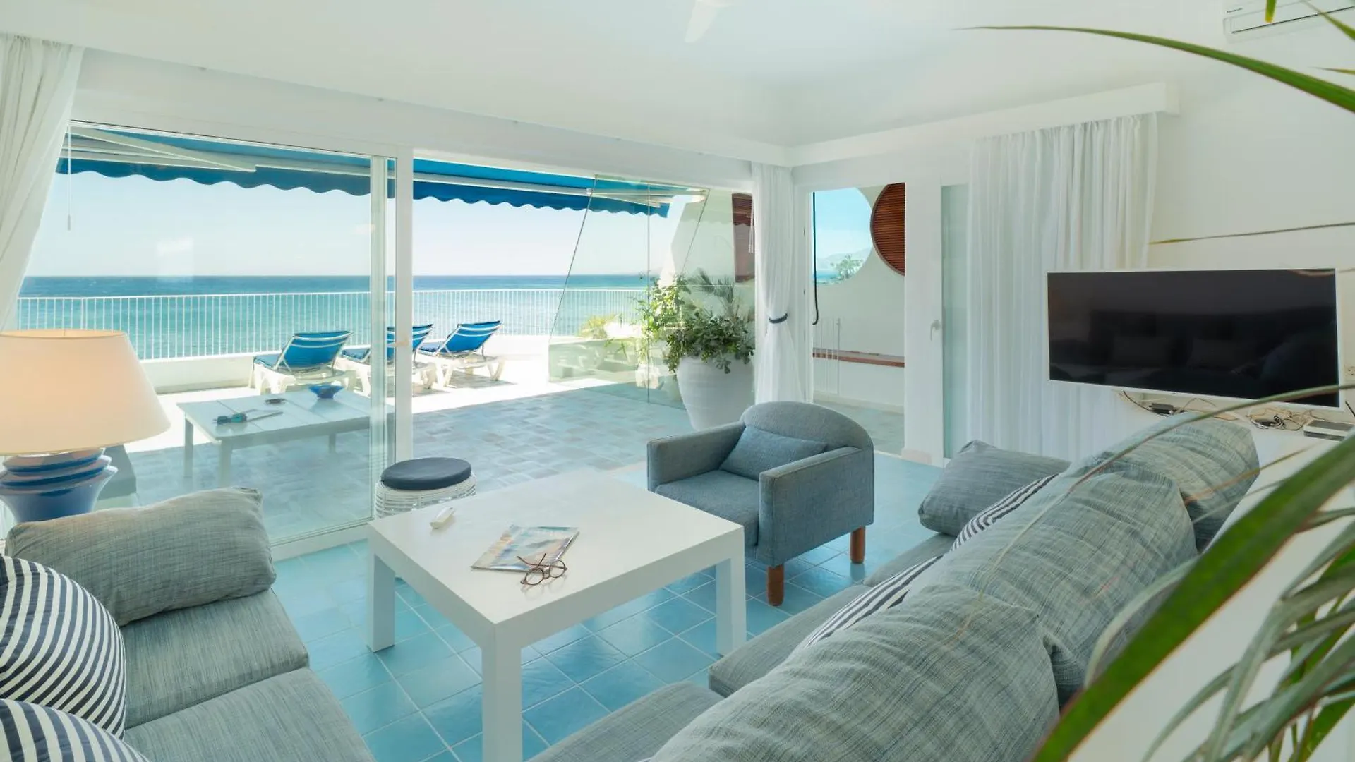 Villa Luxury Sea Front Caleton 40