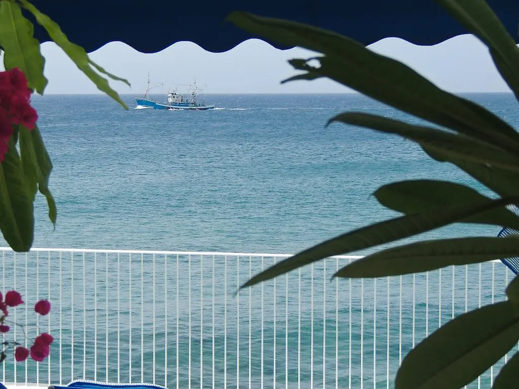 Villa Luxury Sea Front Caleton 40